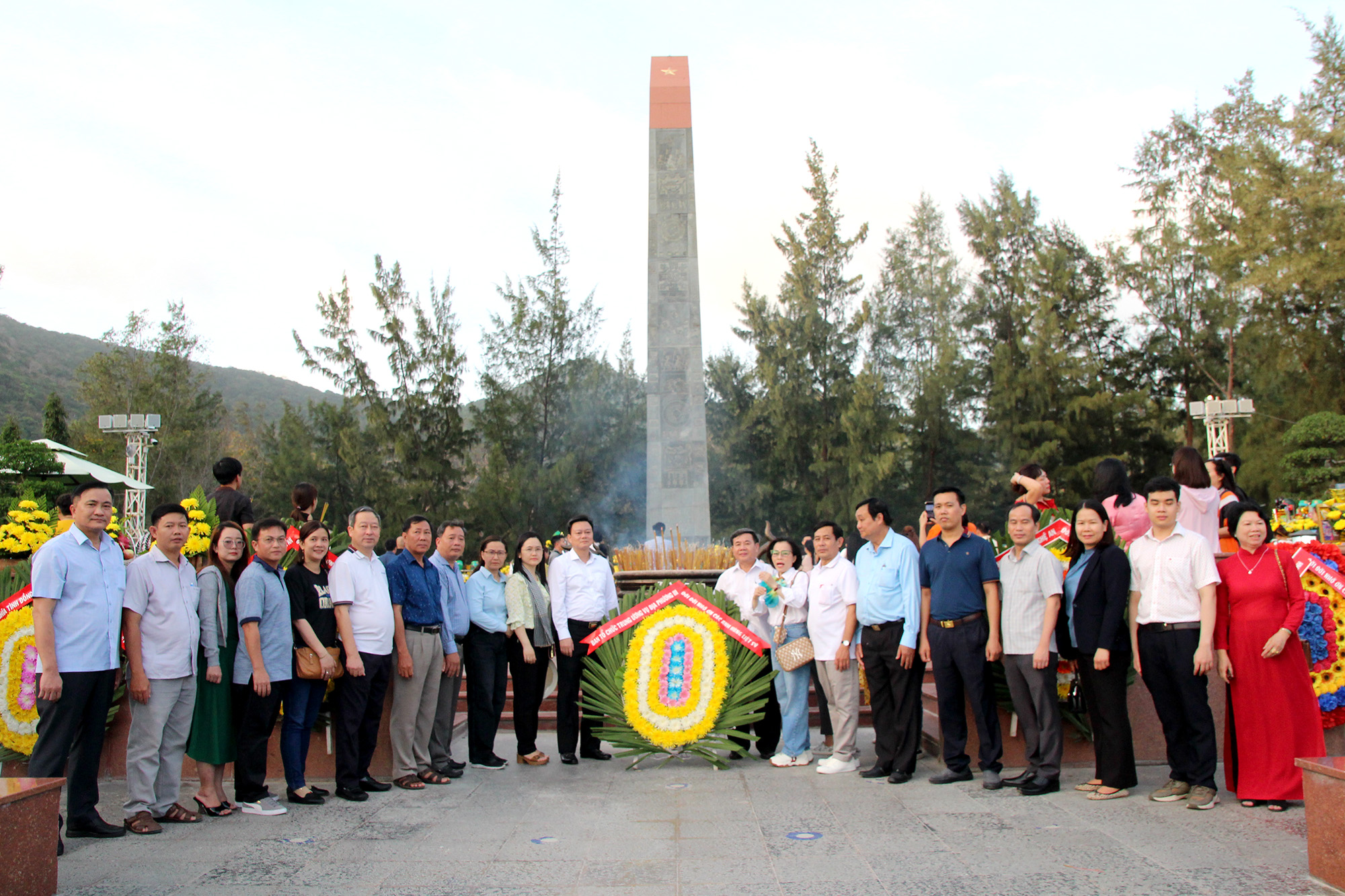 Đoàn chụp ảnh lưu niệm tại Đài tưởng niệm nghĩa trang Hàng Dương - Côn Đảo (Ảnh: H.Hào).